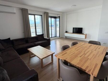  **SHITET APARTAMENT 2+1+2 + VERANDË TË MADHE – Rezidenca Erli, Porcelan** 