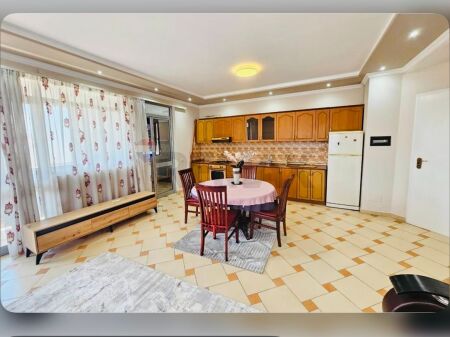 Affittasi appartamento 2+1 presso Komuna e Parisit