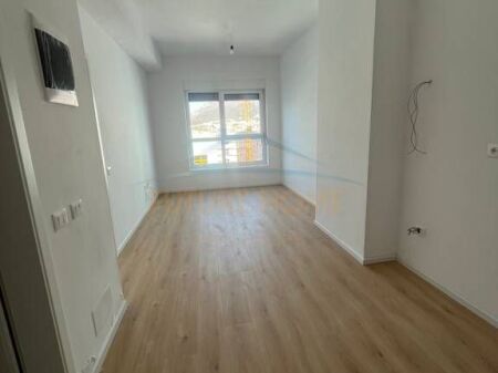 In vendita, Appartamento 1+1, Complesso Kadiu, Tirana