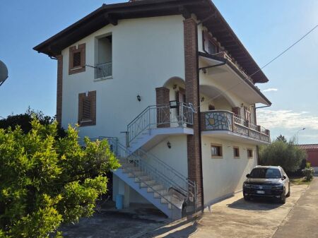 Shitet Shtëpi Private 3-Katëshe në Sallmonë, Durrës