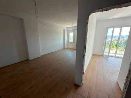 Paskuqan, we sell a 1+1 apartment in a strategic position 105,000 €