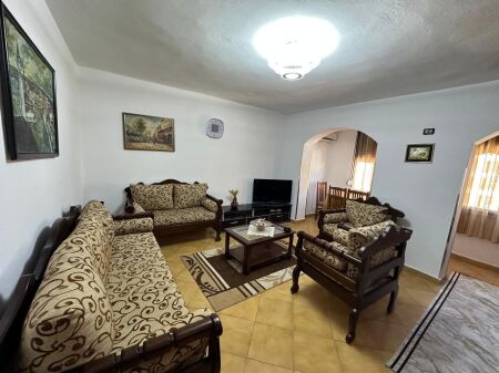 🏢Pazari i Ri affitta un appartamento arredato 2+1. 60.000 Leke (trattabili)