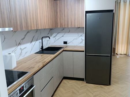 Affitto | Apartament 2 + 1 | Rruga Petro Nini Luarasi | 700 €/mese