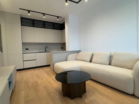 Jepet me qira apartamet 1+1+Post Parkimi tek Kompleksi Green Harmoni   Siperfaqja: 65m2 Kati: 8 (me ashensor)  Vendodhja: Porcelan, kompleksi Green Harmoni Cmimi: 80,000 Leke/muaj