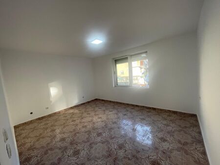 JEPET APARTAMENT ME QERA 2+1, RRUGA FERIT XHAJKO