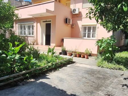 JEPET ME QERA KATI I PARE I NJE SHTEPIE PRIVATE - TEK HOTEL MONDIAL , 21- DHJETORI, TIRANE