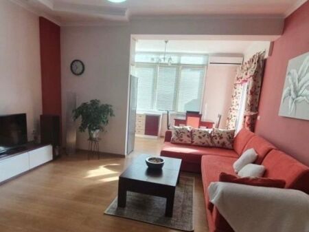 Appartamento 1+1 in Vendita a Komuna e Parisit