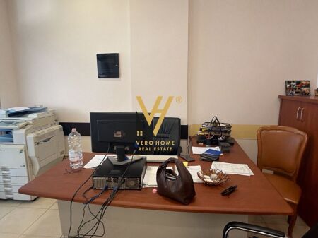 JEPET AMBIENT BIZNESI 85 M2 ME QIRA NE MYSLYM SHYR 80.000 LEKE