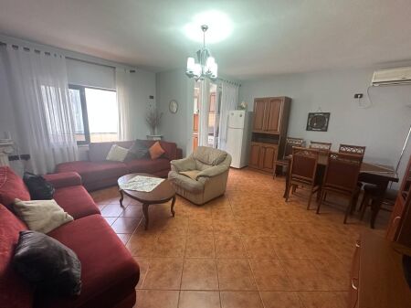 🏢Via delle Barricate affittasi appartamento 2+1, arredato, 60.000 Leke