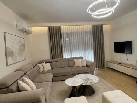 BULEVARDI I RI – JEPET ME QIRA APARTAMENT 1+1 NË KOMPLEKSIN NDREGJONI!