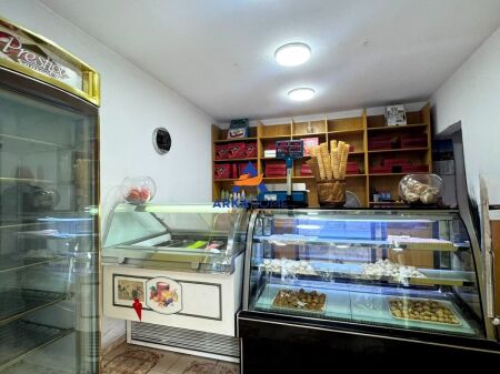 JEPET PASTICERI ME QIRA 74M2 "ISH STACIONI I TRENIT" 70.000 LEKE