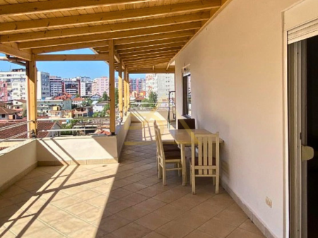 Shitet Apartament me Verandë të Madhe – Pranë Rrethrrotullimit të Astirit, Tiranë