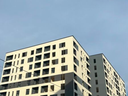  Shitet Apartament 2+1+2   tek Bengasi