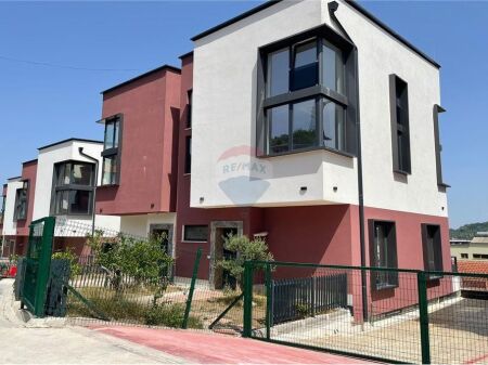 Villa su 3 piani in vendita a Kombinat    ID:530361014-46