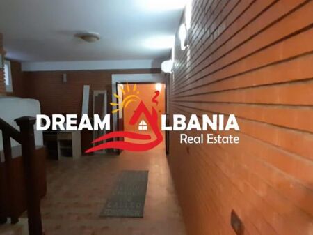 Villa su 3 piani in vendita a Komuna e Parisit vicino al Complesso Dinamo (ID 4151127)