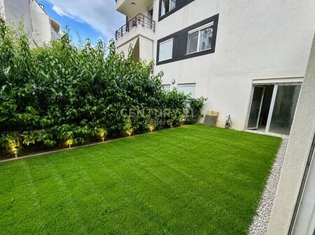 In vendita 3+1+2+ cortile lago secco 265,000 €