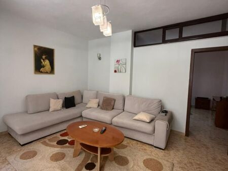 🏡 Apartament 1+1 me qira pranë Gjykatës  🍽️ Kuzhinë e veçuar
