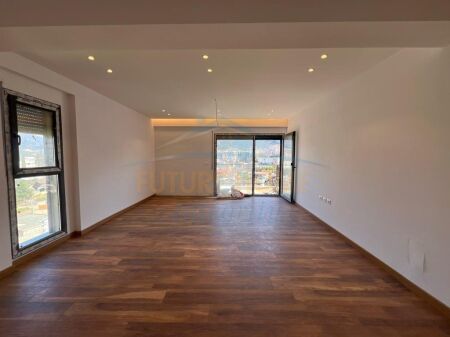 Shitet, Apartament 2+1, Porcelan, Tiranë. 170,000 €