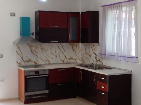 Jepet me qera apartament 1+1 ne Yzberisht prane Fabrikes Nela/ Rruga Bakalli