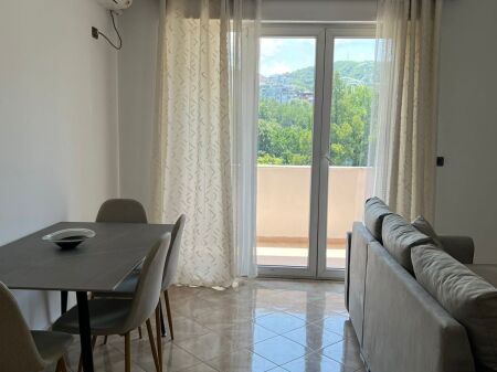 Appartamento 1+1 vicino a Komuna e Parisit