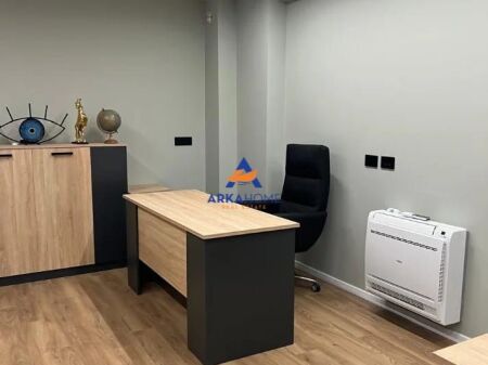 JEPET ZYRE ME QERA 100M2 "KOPSHTI BOTANIK" 900 EURO