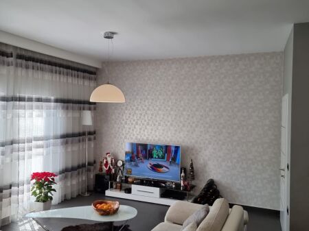 🏡 Affittasi il 2° piano di una villa – 3+1 📍 Posizione: 5 Maji Rruga Besa💰 Prezzo: 700 €/Mese