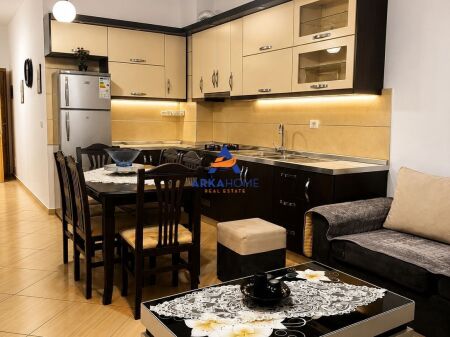 JEPET APARTAMENT ME QERA 1+1+BALLKON "TE RRETHRROTULLIMI I SHKOZES" 42000 LEKE