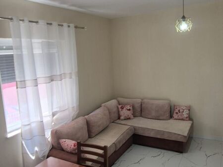 Kinostudio,jepet me qera kati i I-re i nje vile,1+1+post parkimi ,i mobiluar.40,000Leke