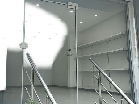 NEGOZIO IN AFFITTO 30 M2 VIA DIBRA 70.000 LEKE FH-81674