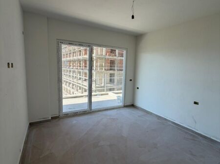 🚨 OKAZION‼️ Vetëm 1,100 €/m² 🚨  🏡 Shitet Apartament 2+1 + Lavanderi – Holiday Inn, Shëngjin
