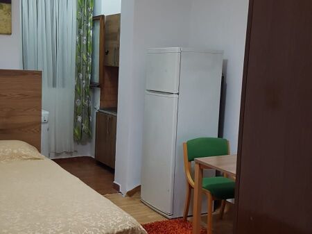 Jepet me qera garsoniere, Rruga e Dibres , prane shkolles Medrese - 350 Euro