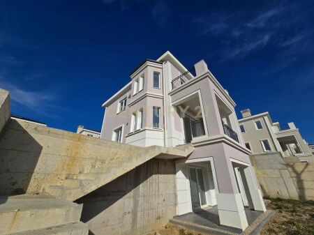 Villa su 3 piani in vendita in una delle migliori residenze vicino a TEG, Colina Verde