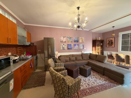 Shitet Apartament 1+1