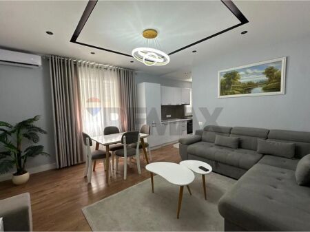 Jepet me qira apartament 2+1 te ish Parku