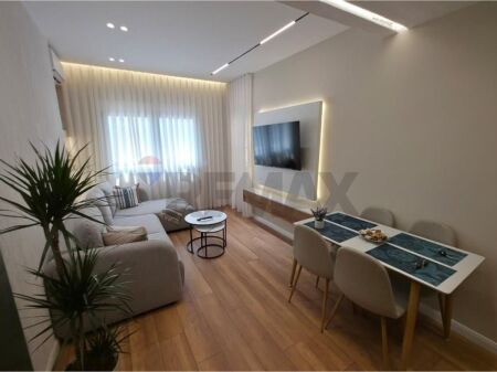 Hoxha Tahsim, Shitet Apartament 1+1