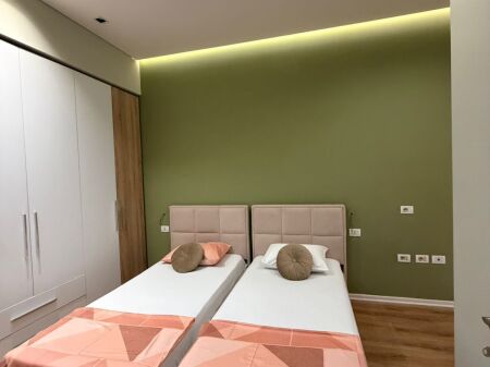 Me Qira Apartament 2+1 +2 📍Përballë American 3, Golden Park. I mobiluar. 60.000 lekë