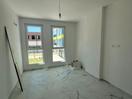 Ufficio in affitto dato Univers City, di fronte alla scuola!