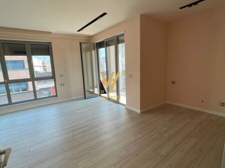 JEPET AMBIENT BIZNESI 105 M2 ME QIRA TE RRUGA E KAVAJES 140.000 LEKE