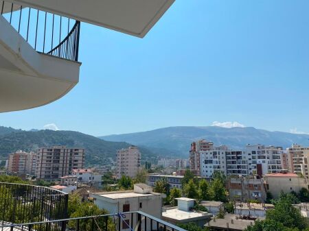 Appartamento in affitto a lungo termine Vlora, Centro città  +1y