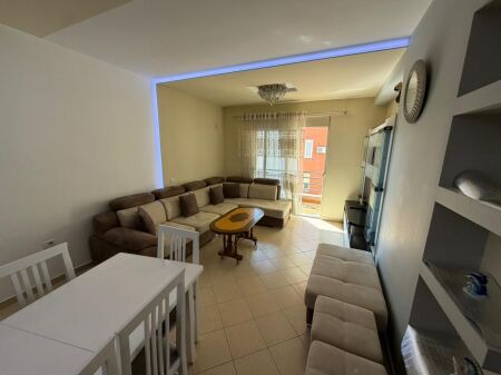 🏡 Jepet me qera apartament 2+1+2  📍Astir, Vila L   📐 Sipërfaqja: 118m² 🛋️ E mobiluar  ➡️ E kompletuar  🏢 Kati 4 (me ashensor)   Apartamenti organizohet në:  ▪️2 dhoma gjumi  ▪️1 sallon  ▪️2 tualete  ▪️2 koridore  ▪️1 kuzhinë   💰Çmimi: 55.000 Lekë/Muaj ❗i diskutueshëm  (Nëse mbahet për më shumë 2+ vite, çmimi: 50.000 Lekë/Muaj)