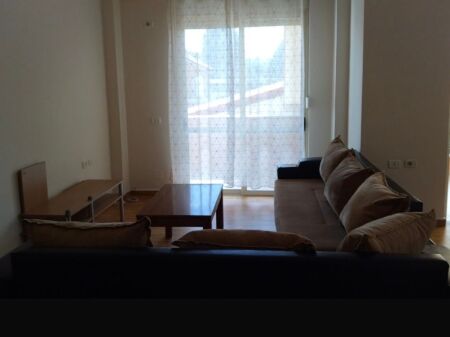 Jepet me qira apartament 1+1 te Komuna e Parisit!
