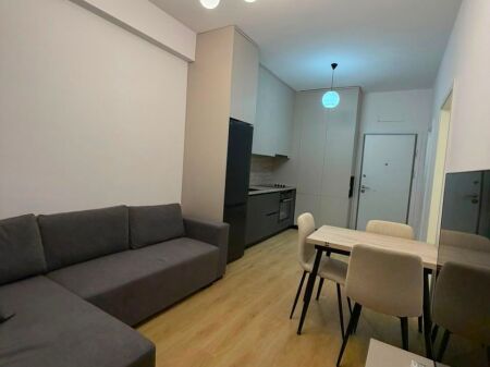  Jepet me qira apartament 1+1   Vendndodhja: Kompleksi Kadiu  Kati: 6, pallat me ashensor  Apartamenti është i përshtatshëm për banim dhe ndodhet në një zonë me të gjitha facilitetet e nevojshme pranë.   Çmimi: 45.000 lekë/muaj.   Për më shumë informacion ose për të organizuar një vizitë, kontaktoni.
