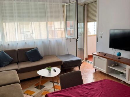 Kristal Center Jepet 1+1 me Qera (komuna e parisit)