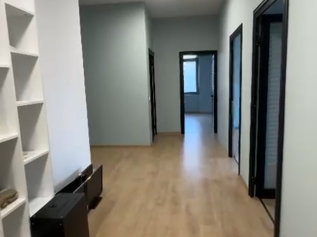 Zyre me qira tek rruga Jeronim De Rada perballe Parlamentit.   •