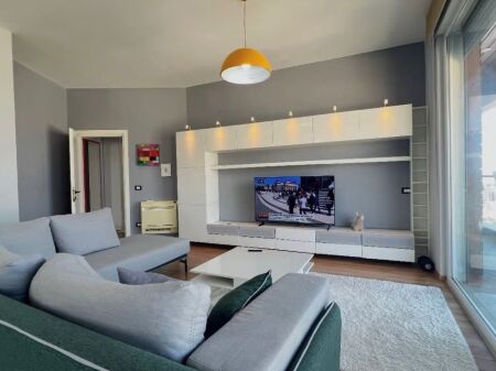 Kopshti Botanik,prane Xhamise Selite jepet me qera apartament 2+1+2,i mobiluar.80,000Leke