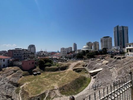 JEPET ME QERA APARTAMENT 2+1 PRANE AMFITEATRIT, DURRES