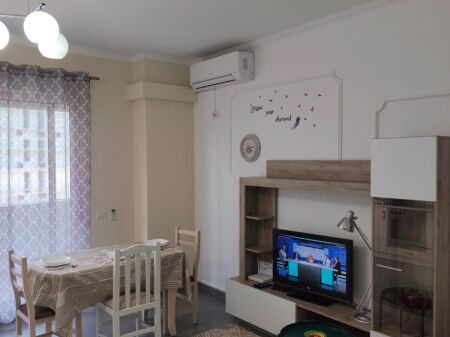 Ish Parku i Autobuzave,Rr.Ndre Mjeda jepet me qera apartament 1+1,i mobiluar 60,000Leke