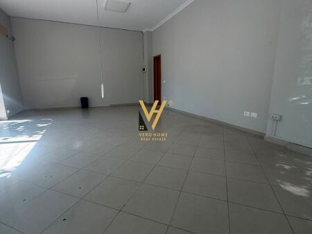 LOCALE COMMERCIALE 54 M2 IN AFFITTO IN VIA BARRIKADAVE 65.000 LEKE