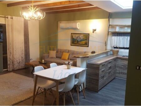 Jepet me Qira Apartament 2+1 i Mobiluar te Liqeni i Thatë, Tiranë