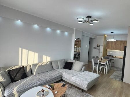 Shitet apartament 2+1 ne Kamez , prane Ullirit , Institut .